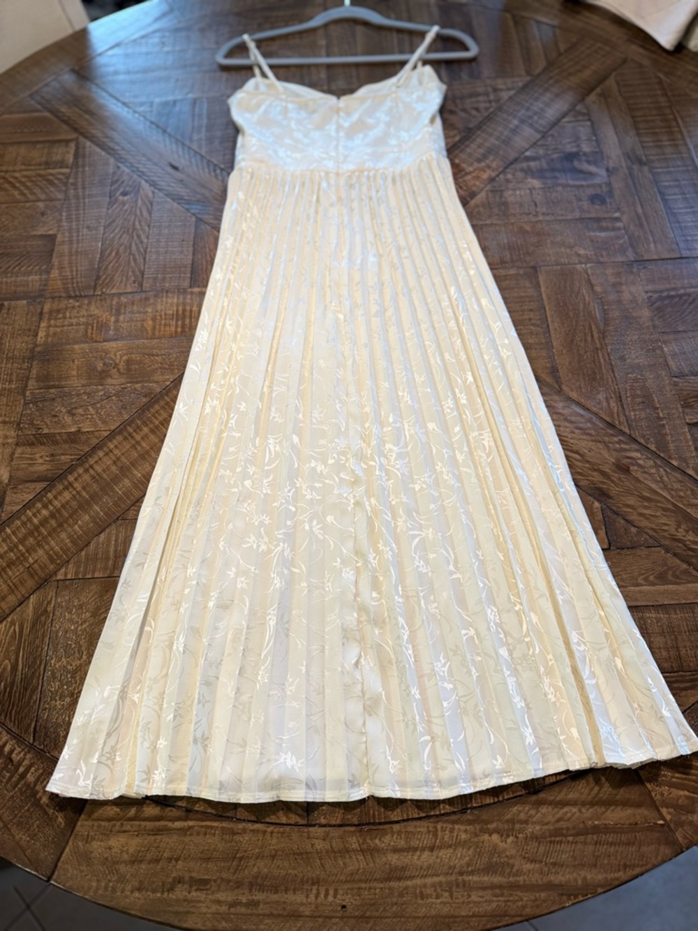 Lulus Regal Romance Ivory Floral Jacquard Pleated Satin Midi Dress, Sz small - Picture 6 of 12
